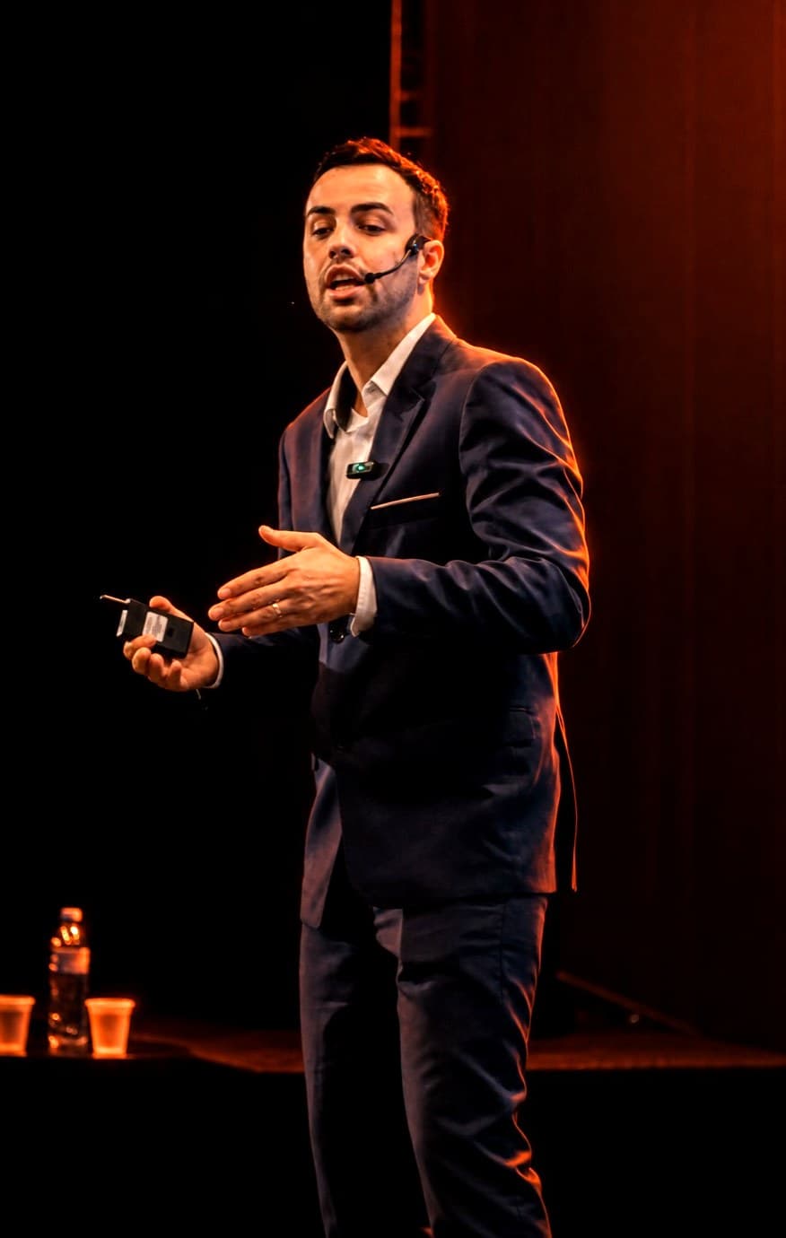 Felipe Silva, o Felipão, consultor comercial da SOMA, em palco